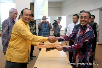 Ketua KY Eman Suparman (kanan) dalam acara penandatanganan MoU. Foto: Sgp