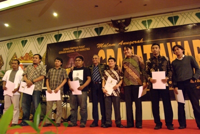 Pimred Hukumonline (paling kanan) bersama pimpinan media online dalam acara penganugerahan Granat Award. Foto: Ady 