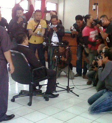 Sistoyo (duduk di kursi) dikerumuni juru foto di Pengadilan Tipikor Bandung. Foto: Fat