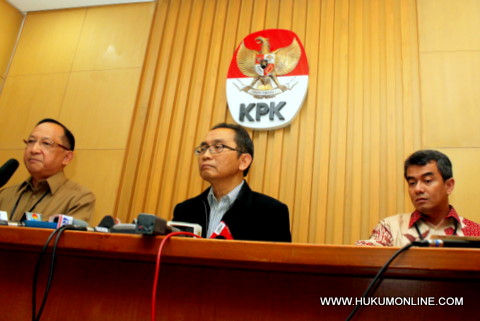 Kepala BPN, Hendarman Supandji (kiri) bersama Wakil Ketua KPK Adnan Pandu Praja dan ketua Ombudsman RI. Foto: Sgp