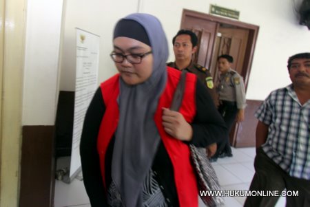 Afriyani Susanti terdakwa kasus tabrakan maut usai sidang di Pengadilan Negeri Jakarta Pusat. Foto: Sgp