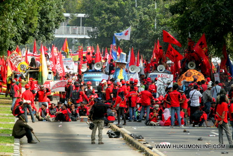 Aksi demonstrasi puluhan ribu buruh menolak terhadap revisi Permenakertrans. Foto: Sgp