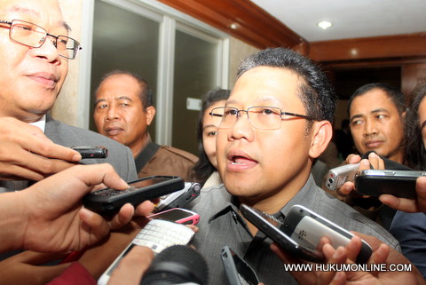 Menakertrans Muhaimin Iskandar saat diwawancarai oleh wartawan. Foto: Sgp