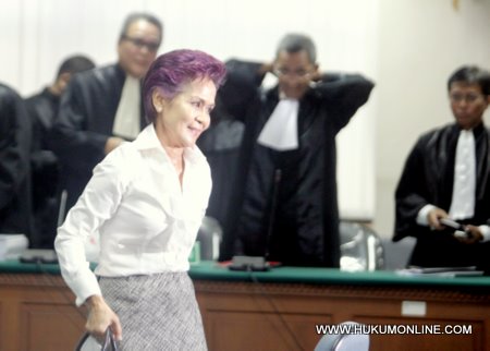 Terdakwa Miranda Swaray Goeltom usai sidang perdana di Pengadilan Tipikor Jakarta. Foto: Sgp