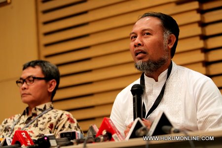 Wakil Ketua KPK Bambang Widjojanto (kanan) katakan tersangka kasus Simulator kemungkinan bertambah. Foto: Sgp