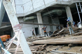 Buruh sekarang bisa mendaftarkan Jamsos sendiri dengan tanggungan perusahaan. Ilustrasi Foto: Sgp