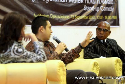 Direktur Eksekutif Pusat Studi Hukum dan Kebijakan Indonesia (PSHK) Eryanto Nugroho (tengah). Foto: Sgp