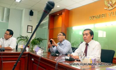 M. Dani Pratomo (kanan) Ketua Umum Ikatan Apoteker Indonesia (IAI) saat konperensi pers di KY. Foto: Sgp