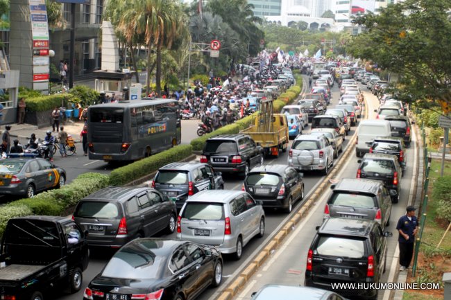 Aksi mogok nasional sempat membuat lalu lintas di Jalan Rasuna Said, Jakarta macet. 