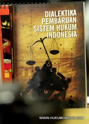 Buku Dialektika Pembaruan Sistem Hukum Indonesia. Foto: Sgp