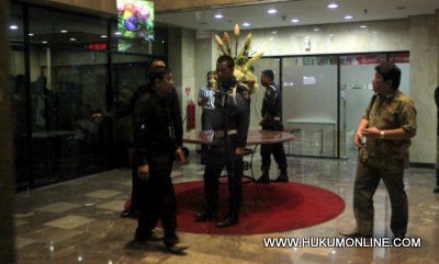 Komisaris Besar Dedy Irianto bersama petugas polisi lainnya di gedung KPK. Foto: Sgp