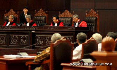 Majelis panel MK gelar sidang perdana tentang Partai Politik dan UU No. 8 Tahun 2012 tentang Pemilu Legislatif. Foto: Sgp