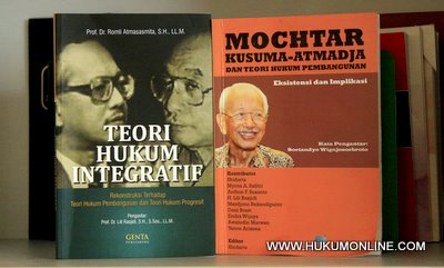 Dua buku terbaru tentang Mochtar Kusuma Atmadja. Foto: Sgp