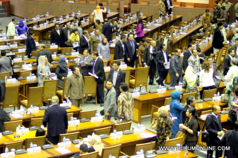 Para anggota DPR usai rapat paripurna yang menyetujui pembentukan lima daerah otonomi. Foto: Sgp