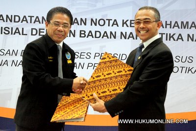 Ketua KY Eman Suparman dan Kepala BNN Gories Mere usai MoU di gedung KY. Foto: Sgp 