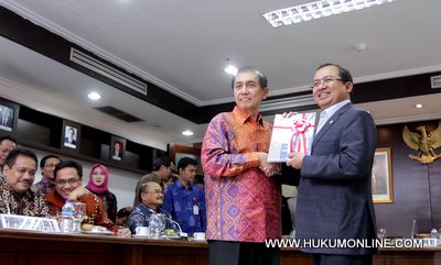 Ketua BPK Hadi Purnomo sampaikan LHP proyek Hambalang ke Wakil Ketua DPR Priyo Budi Santoso. Foto: Sgp 