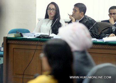 Terdakwa Angelina Sondakh mantan Anggota Banggar DPR sedang mendengarkan keterangan saksi. Foto: Sgp