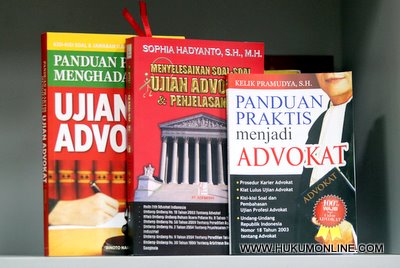 Buku tentang soal-soal ujian advokat. Foto: Sgp