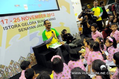 Ketua KPK Abraham Samad saat mendongeng didepan anak-anak. Foto: Sgp 