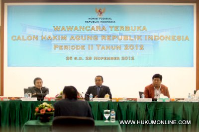 Ketua KY Eman Suparman (tengah) memimpin acara tahapan seleksi wawancara calon hakim agung. Foto: Sgp