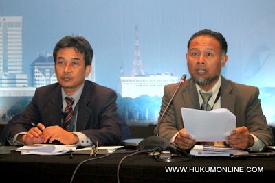 Wakil Ketua KPK Bambang Widjojanto (kanan) pertanyakan tindakan eks penyidik. Foto: Sgp