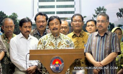 Andi Mallarangeng (tengah) mundur dari jabatan Menpora pada jumpa pers di Kemenpora. Foto: Sgp