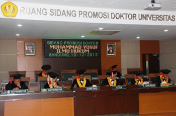 Tim promotor dan tim penguji sidang promosi doktor Kepala PPATK Muhammad Yusuf. Foto: Humas PPATK