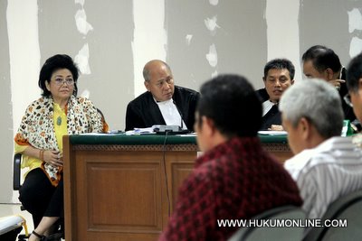 Terdakwa suap Siti Hartati Murdaya (kiri) pasrah dengar rekaman sadapan dirinya dengan Bupati Buol. Foto: Sgp 