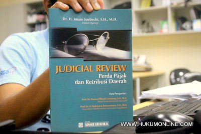 Buku yang ditulis hakim agung, orang yang sehari-hari menangani kasus hak uji materiil. Foto: Sgp