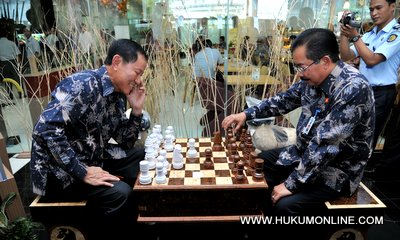 Menkumham Amir syamsudin (kiri) dan Dirjen Pemasyarakatan kumham Sihabuddin (kanan) bermain catur pada acara Napi Craft. Foto: Sgp