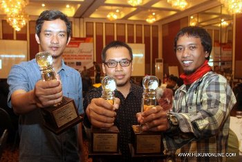 Ady TD Achmad (paling kanan), jurnalis hukumonline bersama dua pemenang Journalist Award lainnya. Foto: Sgp 