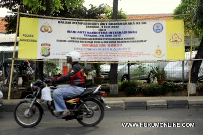 Spanduk kewajiban melapor bagi pecandu narkotika di Lenteng Agung, Jakarta. Foto: ilustrasi (Sgp)
