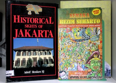 Dua buku yang mengulas tentang bangunan bersejarah dan sisi kelam gedung-gedung di Jakarta. Foto: Sgp