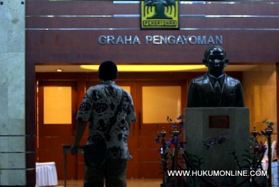 Patung wajah dan badan Soepomo,Menteri Kehakiman Indonesia pertama jadi ciri Kantor Kemenkumham. Foto: Sgp