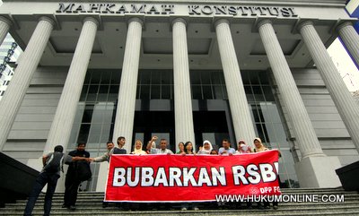 Demo sejumlah guru didepan gedung MK untuk bubarkan semua sekolah yang berlabel RSBI/SBI. Foto: Sgp