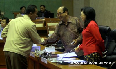 Wakil Ketua Komisi XI Harry Azhar Azis (tengah) usai sidang RDPU asosiasi asuransi. Foto: Sgp 