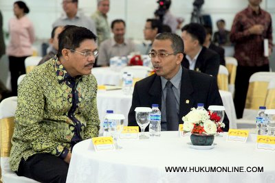 Ketua MA M Hatta Ali (kiri) bersama Ketua KY Eman Suparman (kanan) berbincang di acara MoU antara KY dan KPK. Foto: Sgp 