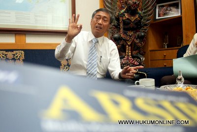 Kepala ANRI Achisin, saat diwawancarai di ruang kerjanya. Foto: Sgp
