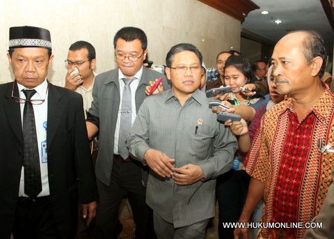 Menakertrans, Muhaimin Iskandar (tengah) usai rapat dengan Komisi IX DPR. Foto: Sgp