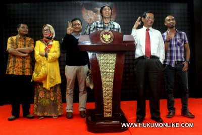 Bimbim (tengah) saat konferensi pers usai Slank datangi MK. Foto: Sgp