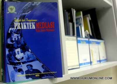 Buku Praktik Mediasi Hak Asasi Manusia terbitan Komnas HAM. Foto: Sgp