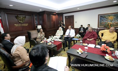 Ketua MK Moh Mahfud MD bertemu dengan Organisasi lintas agama di gedung MK. Foto: Sgp