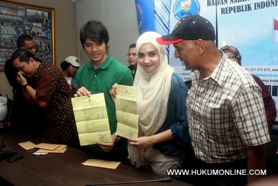 Pasangan suami istri artis Irwansyah dan Zaskia Sungkar sedang memperlihatkan surat pembebasan di gedung BNN. Foto: Sgp