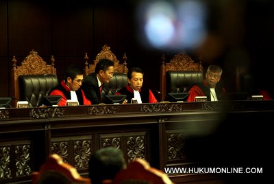 Ketua Majelis MK, Achmad Sodiki (tengah) saat membacakan putusan. Foto: Sgp 