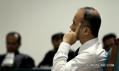 Hotasi Nababan tampak serius menyimak pembacaan vonis oleh majelis hakim. Foto: Sgp