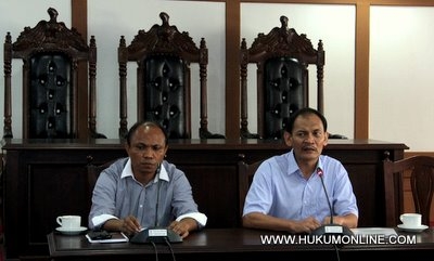 Anggota Ombudsman RI Ibnu Tricahyo (kanan) membacakan rekomendasi terkait pengaduan 143 orang mantan pekerja PGNI. Foto: Sgp 