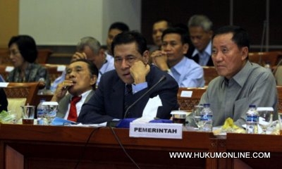 Menkumham Amir Syamsuddin (kanan) didampingi Pakar Hukum Pidana Muladi saat rapat dengan Komisi III DPR. Foto: Sgp