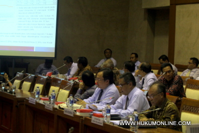 Komisi XI RDPU dengan perwakilan OJK-BI-LPS dan BKF terkait suku bunga dasar kredit. Foto: SGP