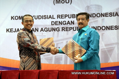 Ketua KY Eman Suparman (kiri) dan Jaksa Agung Basrief Arief (kanan). Foto: Sgp