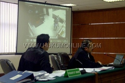 Penuntut umum KPK saat memutar rekaman CCTV dalam sidang kasus sapi impor. Foto: NOV